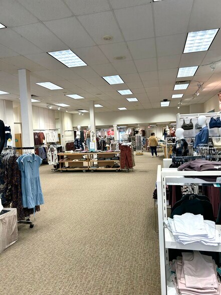 More Photos Of 17 N Frederick Ave, Oelwein Storefront For Sale