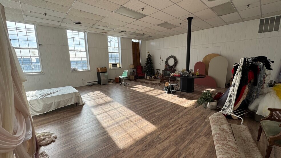 More Photos Of 240 S Main St, Nazareth Flex For Lease