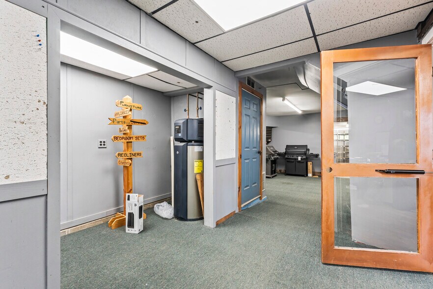 More Photos Of 680 Maine Ave, Farmingdale Storefront Retail Office For Lease