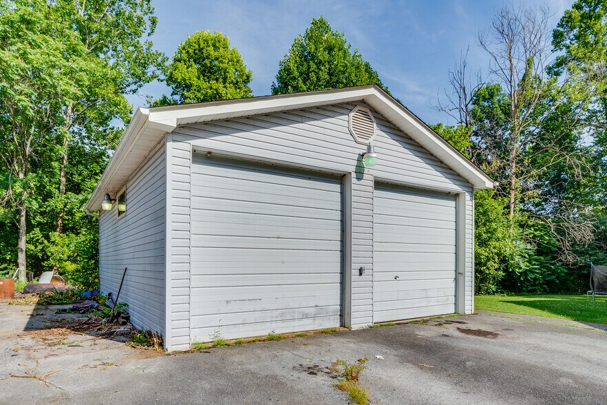 More Photos Of 5560 Highway 19 E, Hampton Manufacturing For Sale