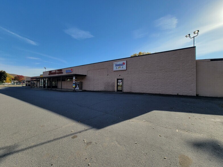 More Photos Of 5 Mountain Mall, Shickshinny Storefront For Lease