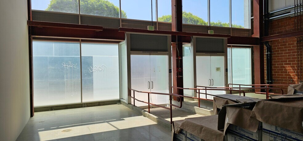 More Photos Of 1403-1411 Santee St, Los Angeles Storefront For Lease