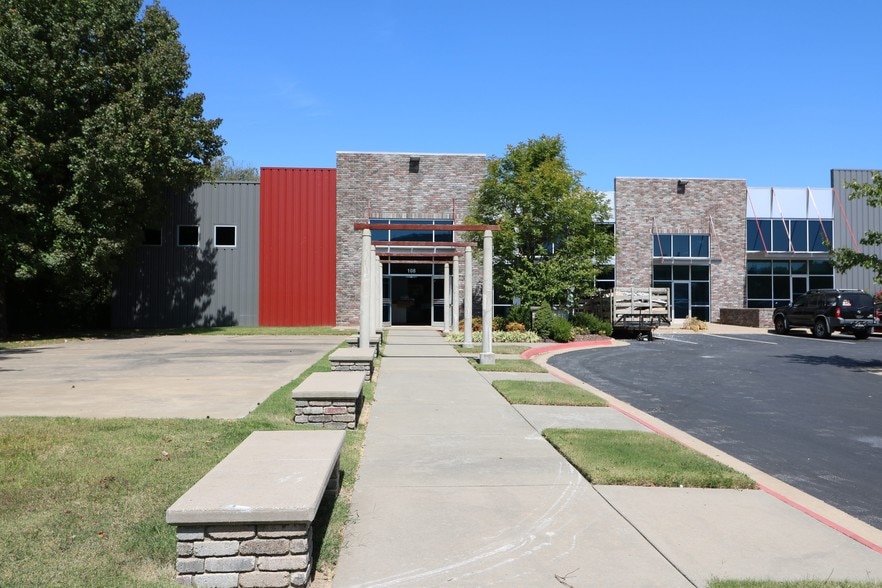 More Photos Of 3155 N College Ave, Fayetteville Storefront Retail Office For Lease