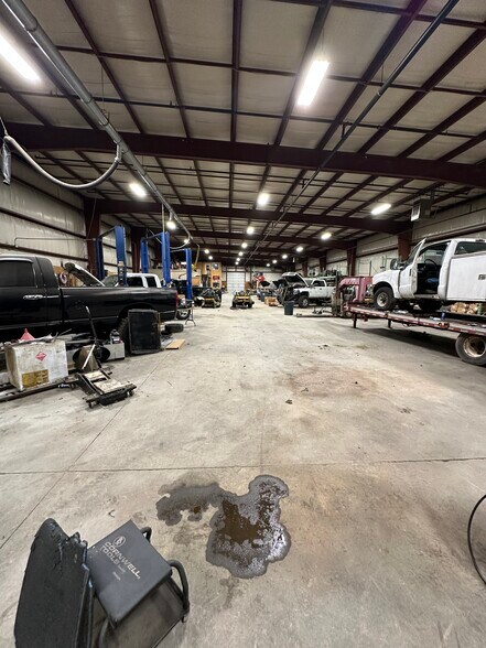More Photos Of 1521 E Commerce Ave, Carlisle Warehouse For Lease
