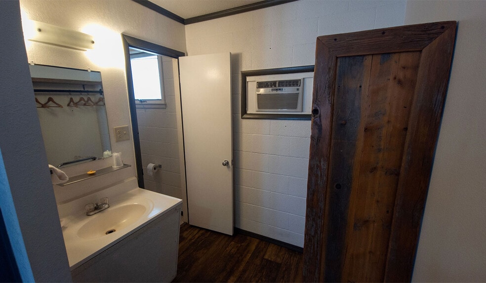 More Photos Of 412 N Front St, Townsend Hotel For Sale