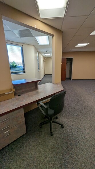 More Photos Of 405 Kays Dr, Normal Medical For Sale