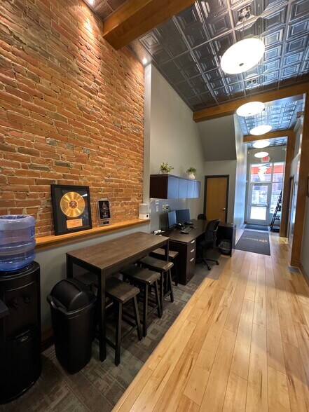 More Photos Of 327 N Riverfront Dr, Mankato Storefront Retail Residential For Lease