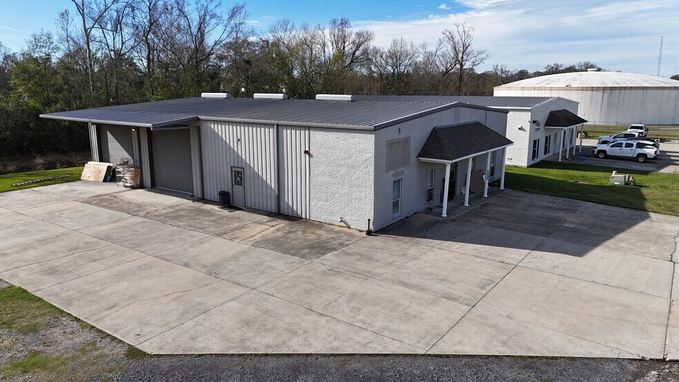 Primary Photo Of 39359 Airline Plz, Gonzales Warehouse For Lease
