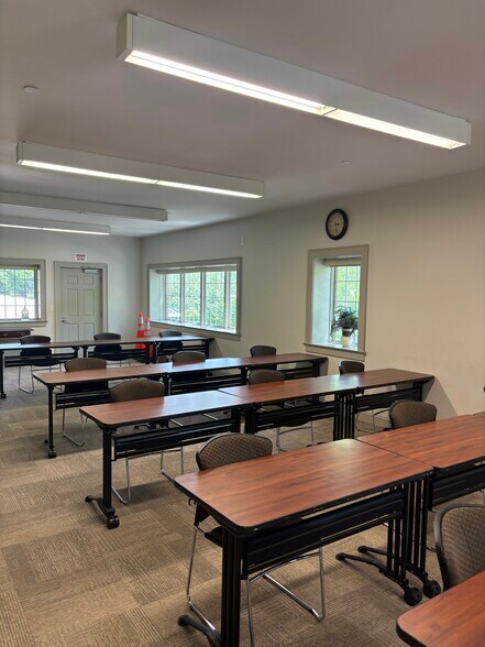 More Photos Of 17 S Jewell St, Liberty Office For Sale