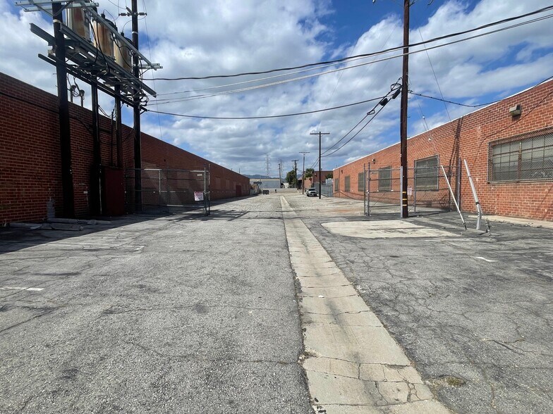 More Photos Of 11961 Sherman Rd, North Hollywood Warehouse For Lease