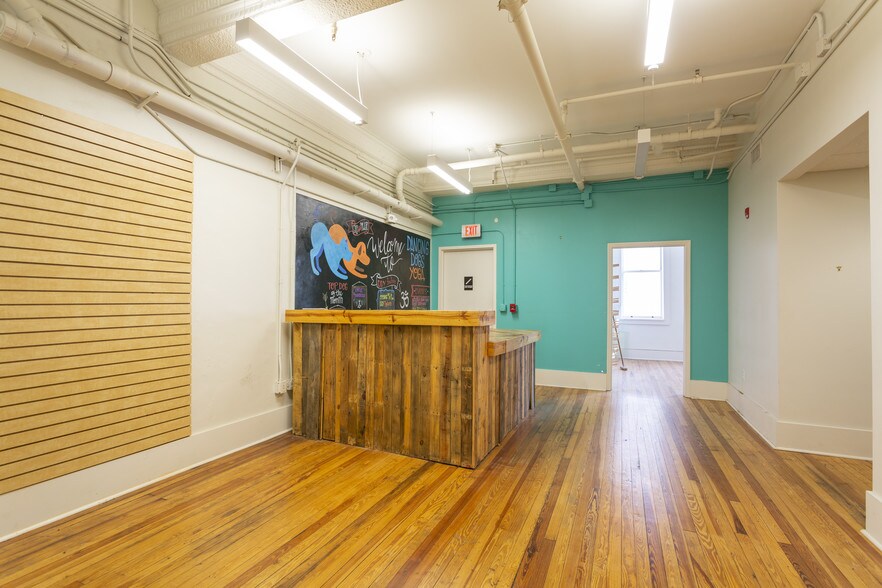 More Photos Of 18 E Broughton St, Savannah Storefront Retail Office For Lease