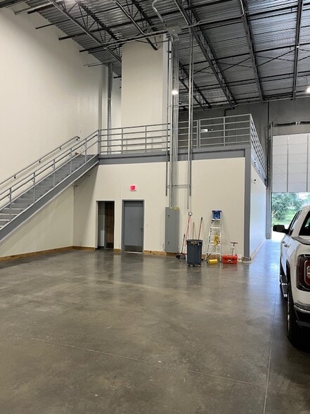 More Photos Of 10903 Shady Trl, Dallas Distribution For Lease