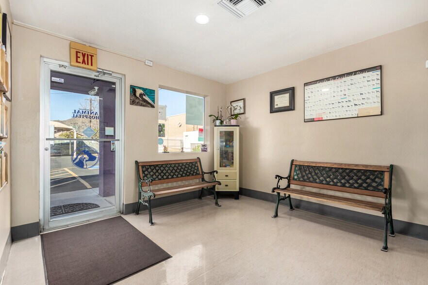 More Photos Of 20 W Dunlap Rd, Phoenix Veterinarian Kennel For Sale