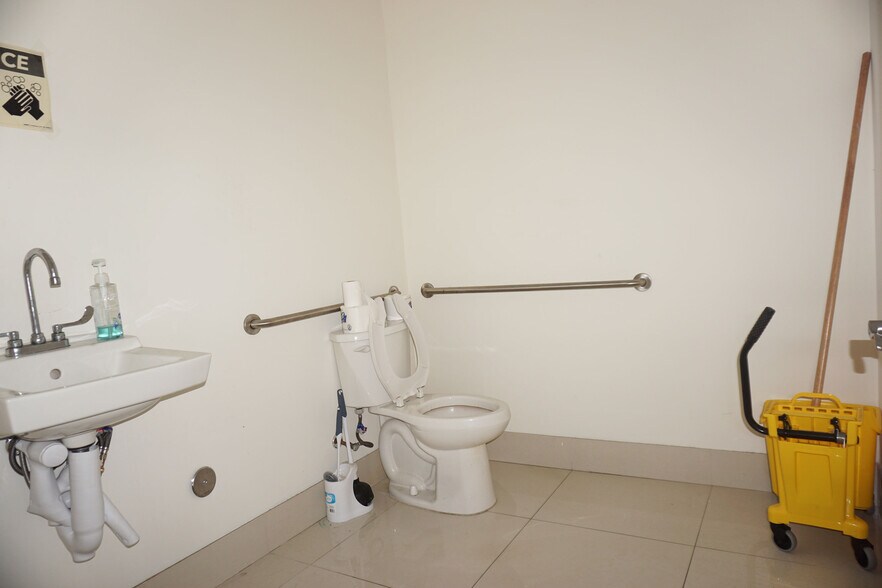 More Photos Of 374-400 N Rock Island Rd, Margate Freestanding For Lease