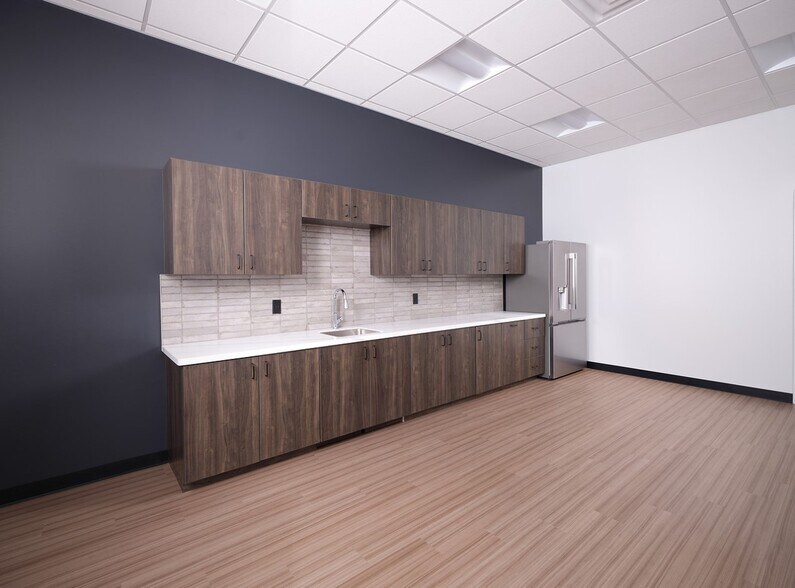 More Photos Of 2350 W Corporate Center Dr, Phoenix Distribution For Sale