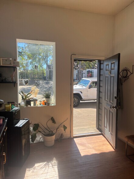 More Photos Of 103 W 6th St, Tyler Flex For Lease