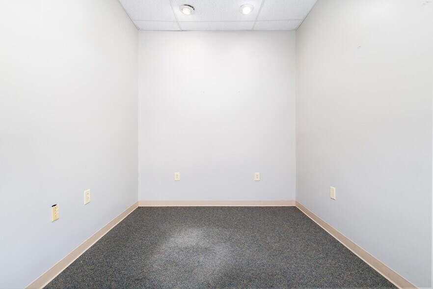 More Photos Of 66850 Executive Dr, Saint Clairsville Warehouse For Lease