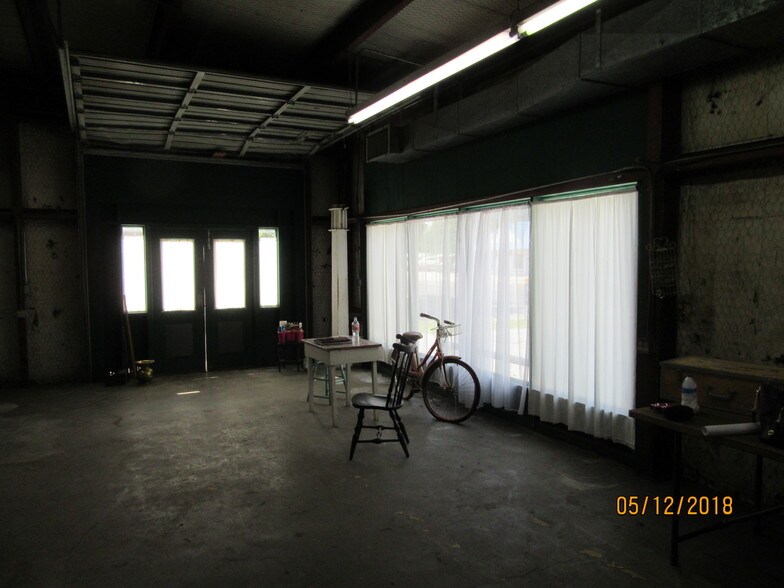 More Photos Of 205 NE Loop 230, Smithville Warehouse For Lease