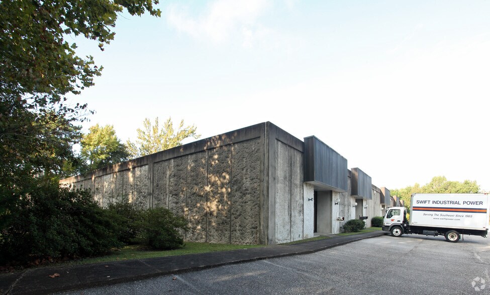 More Photos Of 1125 N Corporate Dr, Mobile Light Distribution For Lease