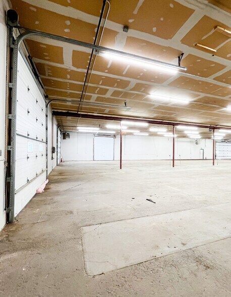 More Photos Of 1276 32 St SW, Medicine Hat Service For Lease