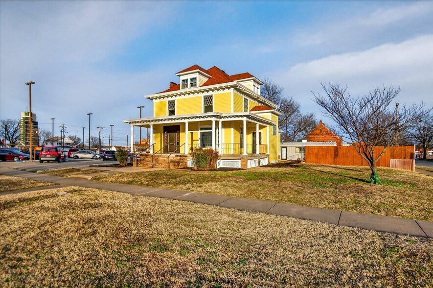 More Photos Of 822 S Johnstone Ave, Bartlesville Freestanding For Sale