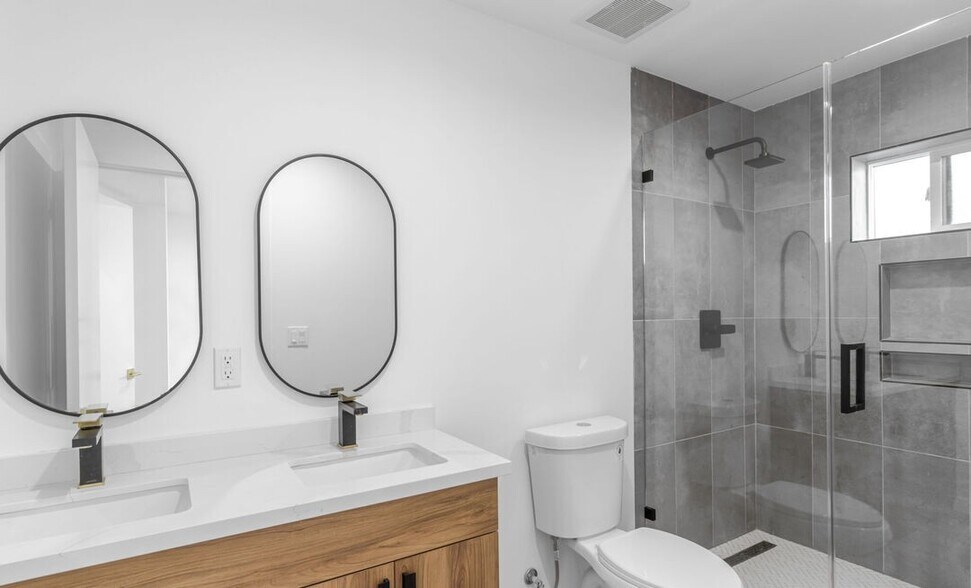 More Photos Of 10821 Hartsook St, North Hollywood Apartments For Sale
