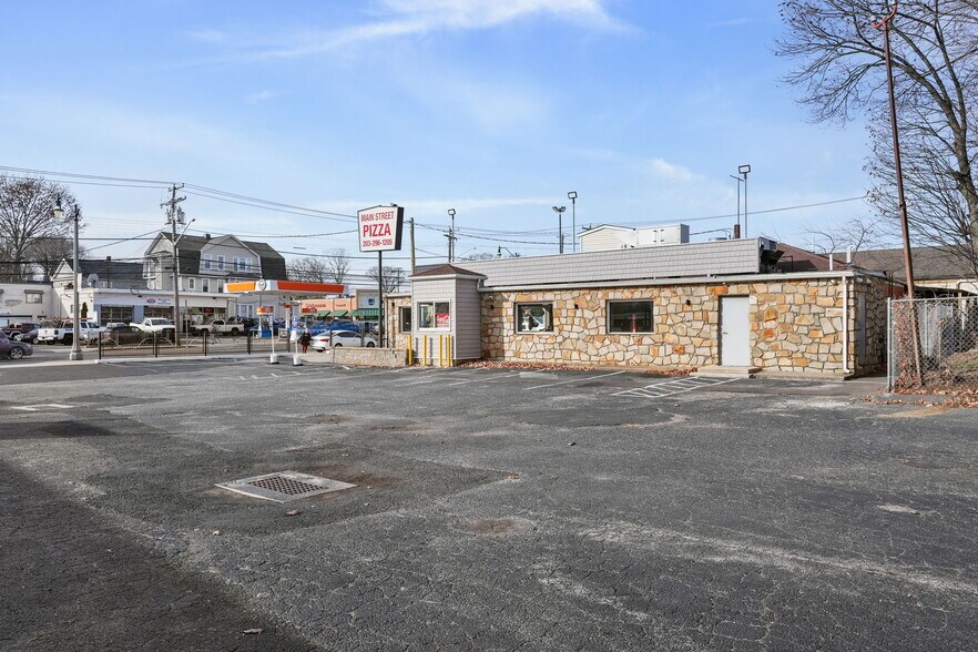 More Photos Of 4050 Main St, Bridgeport General Retail For Sale