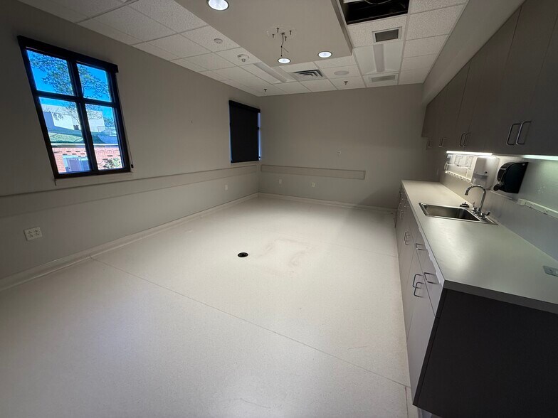 More Photos Of 3413 Golden Rd, Tyler Medical For Sale