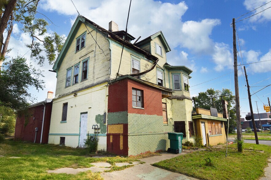 More Photos Of 801 Ml King Ave, Flint Storefront Retail Residential For Sale