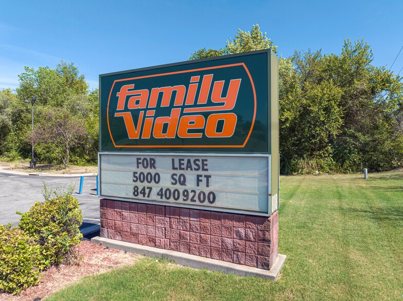 More Photos Of 818 E Meadowlark Blvd, Derby Freestanding For Lease