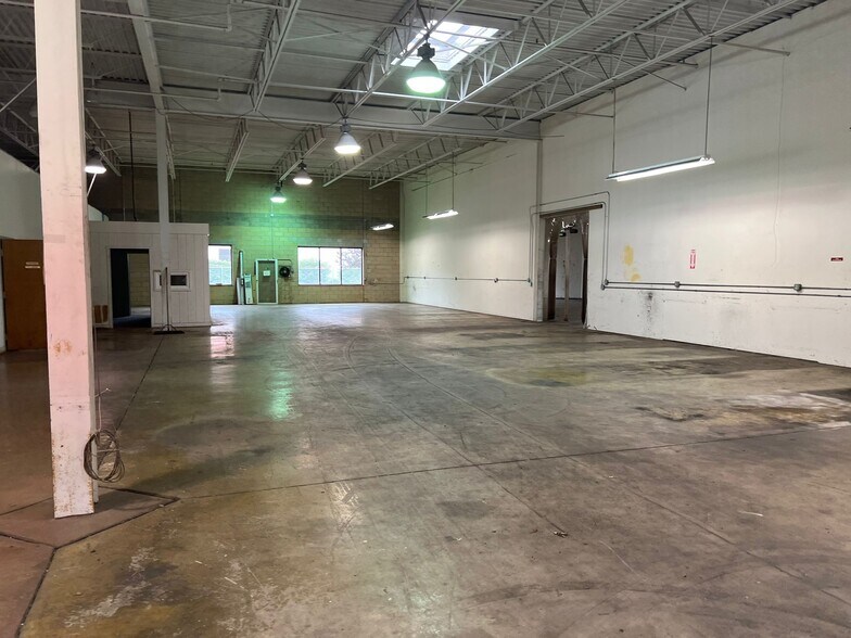 More Photos Of 144 Quigley Blvd, New Castle Warehouse For Lease