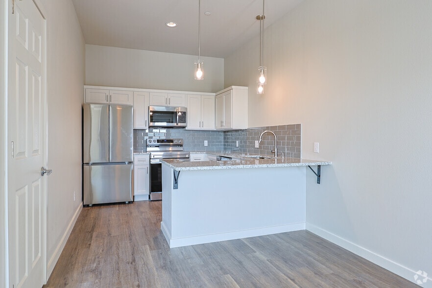 More Photos Of 109 N Lexington St, Manor Apartments For Lease