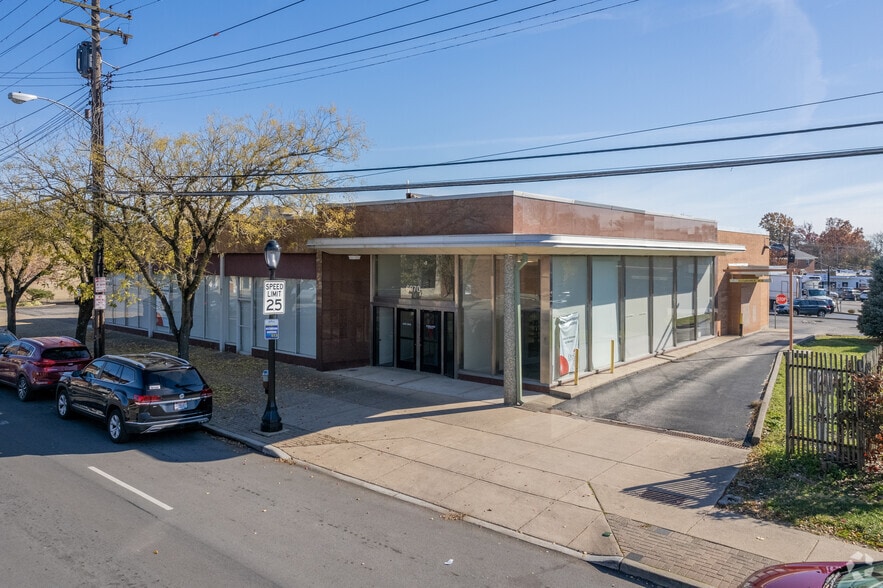 Primary Photo Of 6070 Montgomery Rd, Cincinnati Bank For Lease