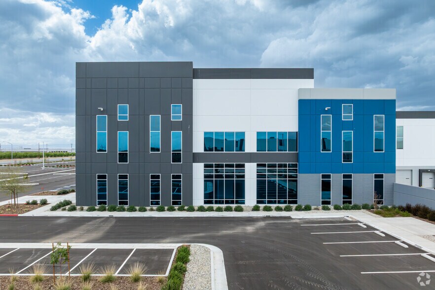 More Photos Of 5104 Express Ave, Shafter Distribution For Lease