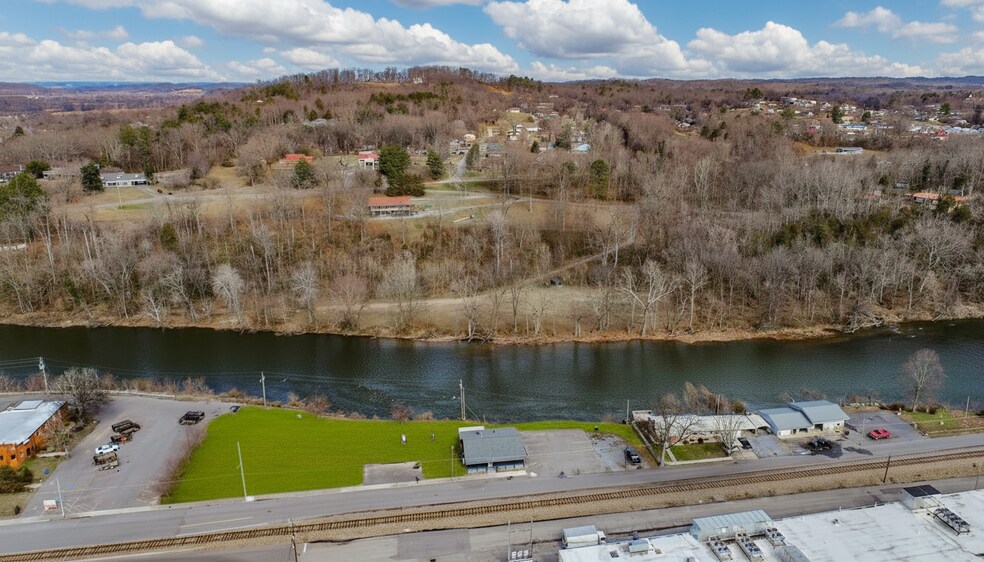 More Photos Of 386 E Main St, Newport Office For Lease