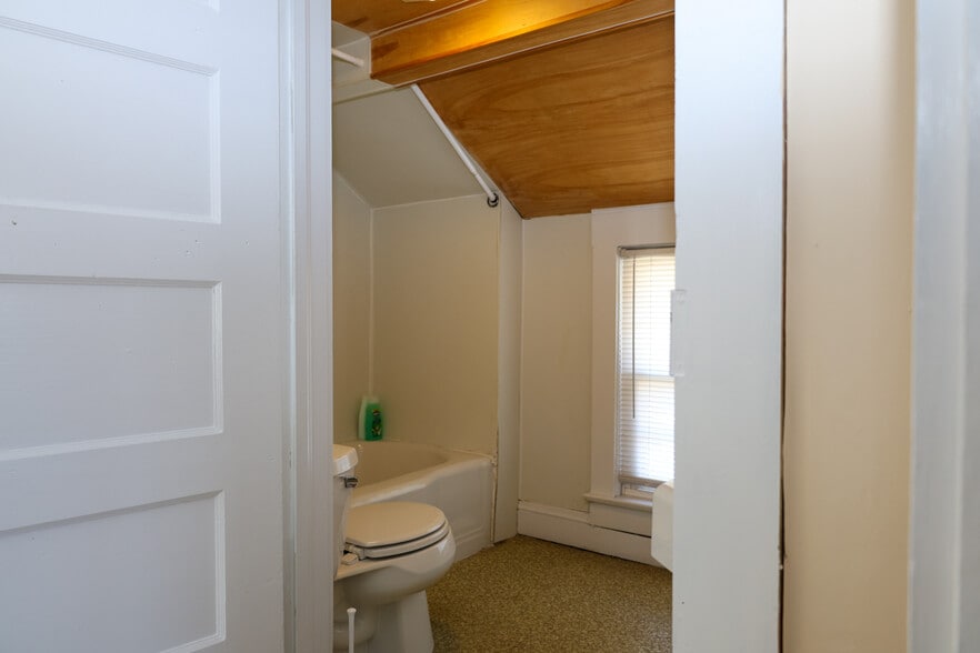 More Photos Of 1616 Blountville Blvd, Blountville Office Residential For Sale