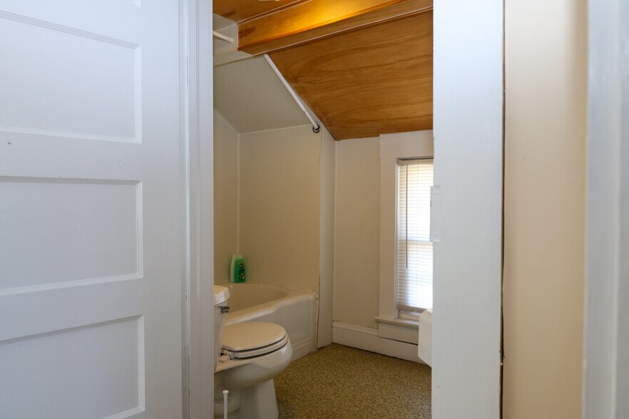 More Photos Of 1616 Blountville Blvd, Blountville Office Residential For Lease