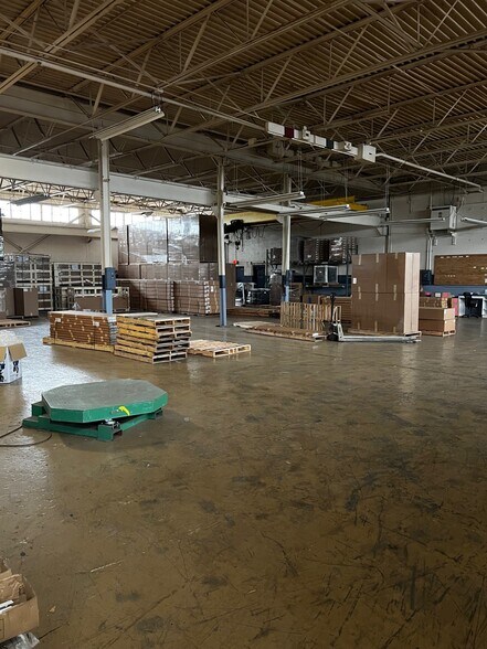 More Photos Of 15201 E 12 Mile Rd, Roseville Warehouse For Lease