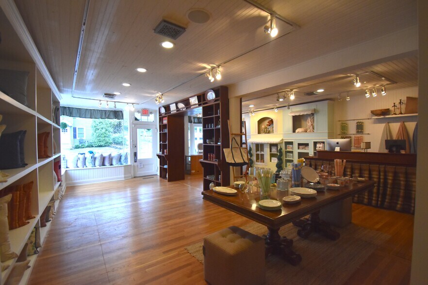 More Photos Of 6 Carlton Ave, Port Washington Storefront For Lease