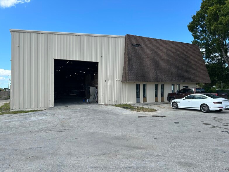 More Photos Of 3065 Cranford Ave, Fort Myers Warehouse For Lease