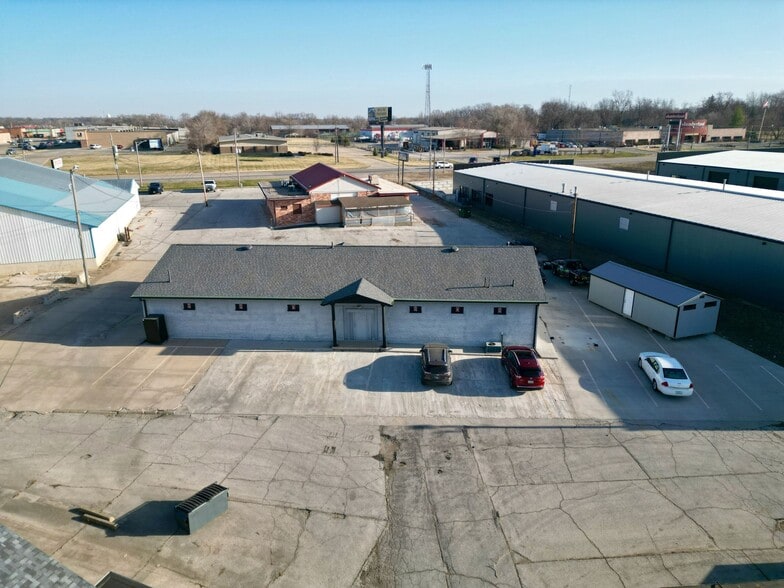 More Photos Of 1525 E Army Post Rd, Des Moines Auto Repair For Lease