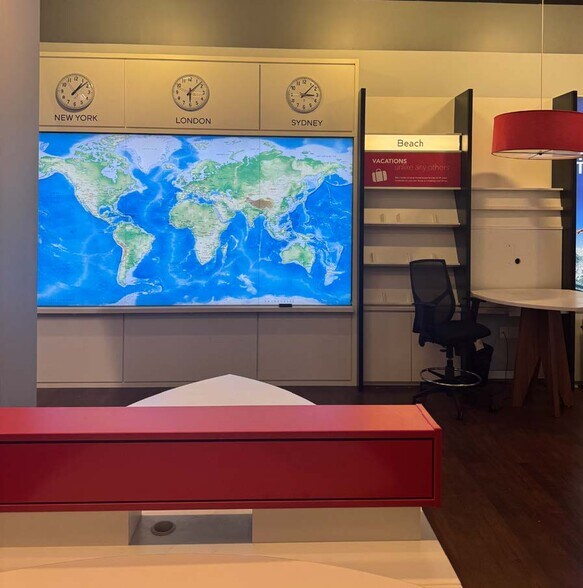 More Photos Of 25 W 14th St, New York Storefront For Lease