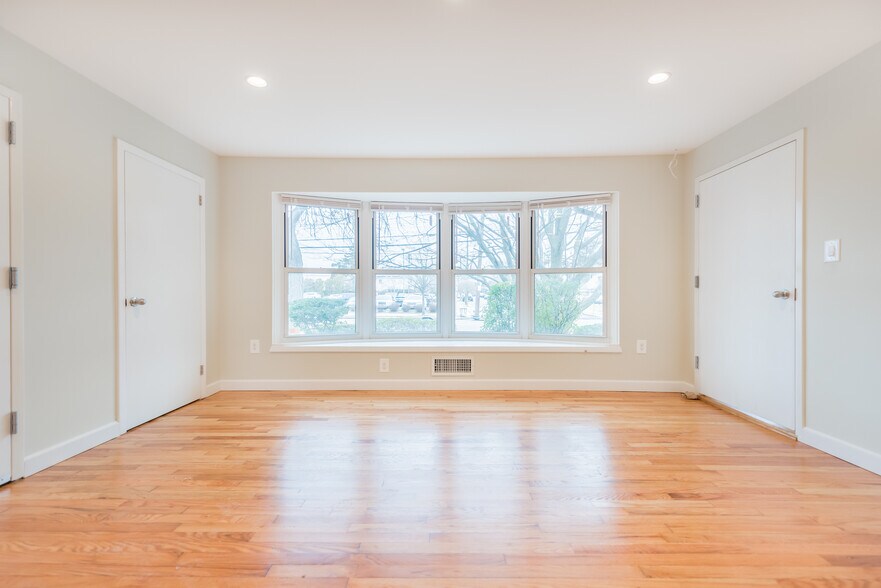 More Photos Of 2276 S Merrick Ave, Merrick Medical For Lease