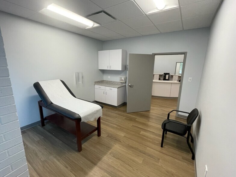 More Photos Of 4682 Airport Blvd, Mobile Medical For Sale