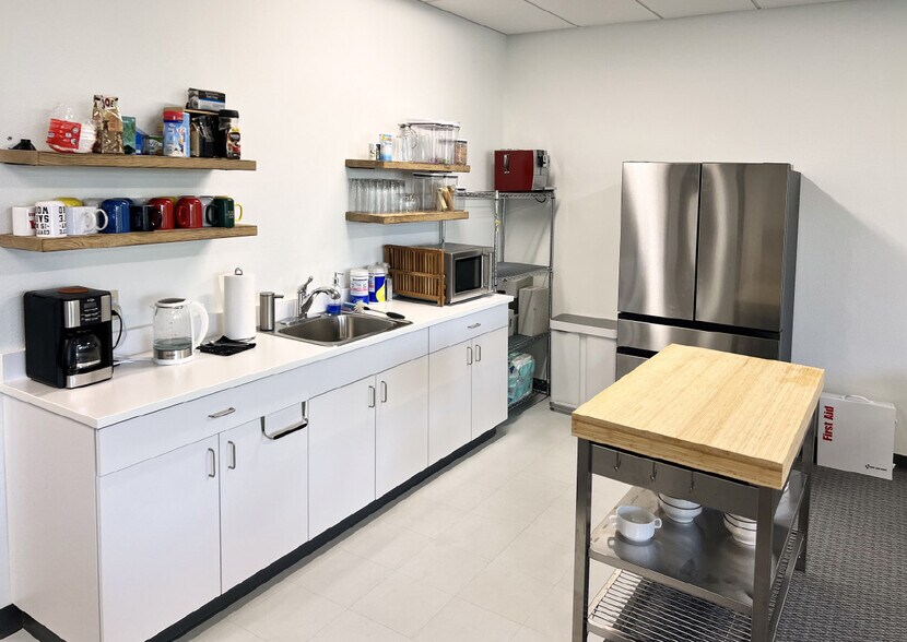 More Photos Of 2155 Louisiana Blvd NE, Albuquerque Office For Lease