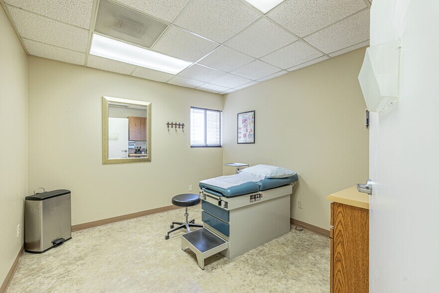 More Photos Of 44725 10th St W, Lancaster Medical For Sale