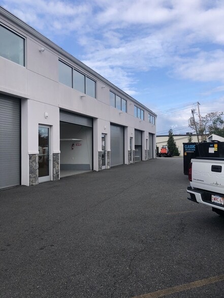 More Photos Of 586 Pleasant St, Watertown Flex For Sale