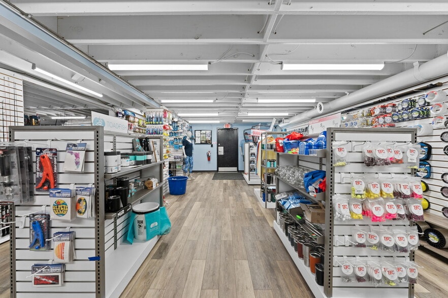 More Photos Of 7490 N 30th Ave, Saint Petersburg Showroom For Sale