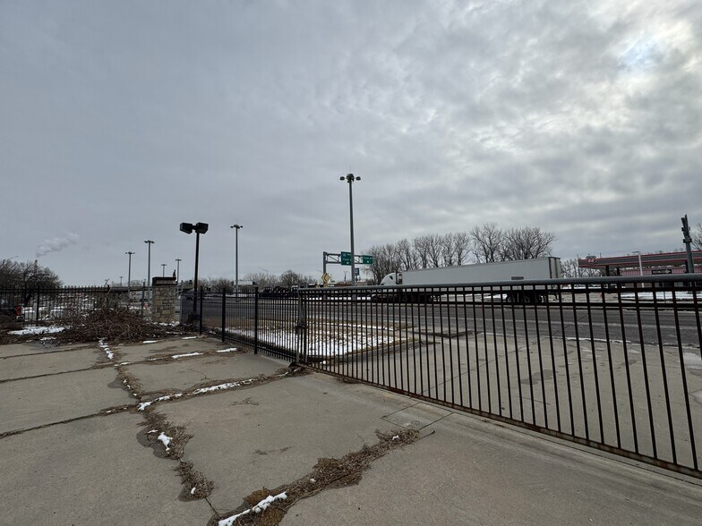 More Photos Of 6850 E Front St, Kansas City Freestanding For Sale