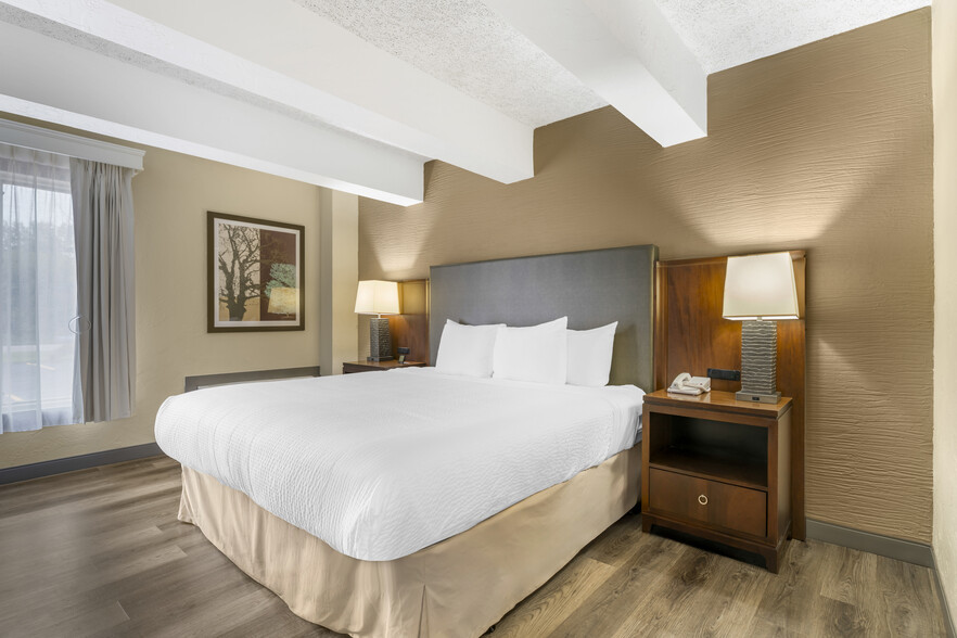More Photos Of 250 W Church St, Mishicot Hotel For Sale